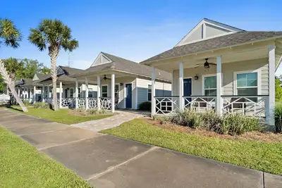 Image de Cozy Cottage 1 of 6 at Pool| 2br | Grill | Close to Bay & Marina