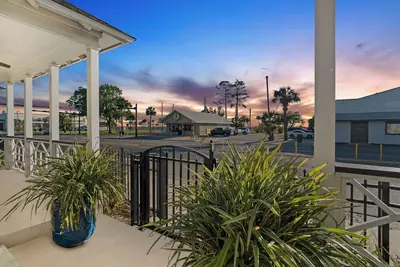 Image de Cozy Cottage 4 of 4 with Bay View|2br |Pool|Grill|Roll-in Accessible Shower