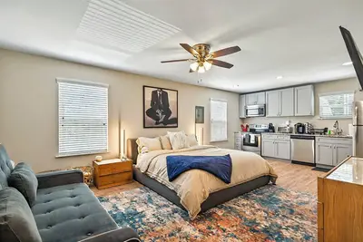 Image de Luxury Midtown Studio - King Bed + Sealy Sleeper Sofa - Steps from Fsu & Capital