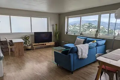 Image de Maison avec vue panoramique sur la ville et les montagnes