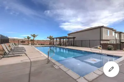 Image de Serene Retreat by Zion | Hot Tub • Pool • Fire Pit