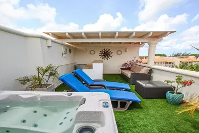 Image de Superb Sugar Hill Apartment With Access To The Gym & Pool Plus The Beach Facilty