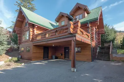 Image de Full Log Cabin - sleeps 8, with Ac and beautiful view of Shuswap Lake