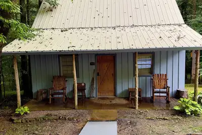 Charming 2-bedroom cabin in delightful Townsend with all the necessary amenities