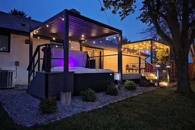 Image de New! Family Retreat • Hot Tub & Fun country home!