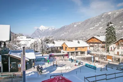 Image de Cozy Ski loft 1 minute to Morillon Gondola. Hot Tub Family friendly Sleeps 5-10.