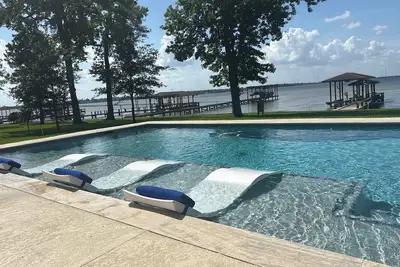 Image de Lakehouse…Pool and Hottub. Waterfront property with boat dock.