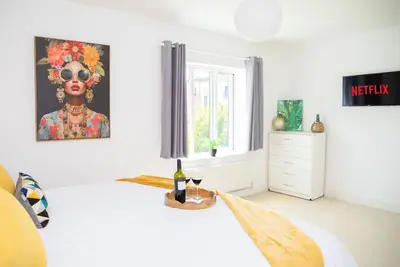 Image de 🏡 Contractor-Friendly 4-Bed House – Fast WiFi & Free Parking 🚧