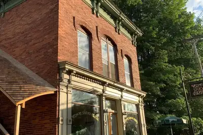 Image de Historic, beautifully renovated riverside apartment in North Ferrisburgh