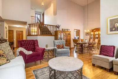 Image de Sleeps 12! Main Level Primary Suite - Beautiful Backyard Oasis!