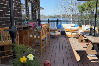Image de Luxury Lakeside Penthouse Lodge with Boatslip and Bunk Room!