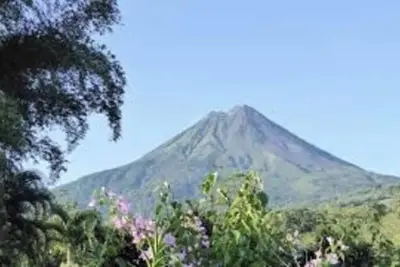 Image de Cabin in La Fortuna with rustic finishes, river and forest