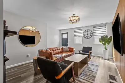 Image de Group-Friendly 4 Bedroom/5 Bathroom Pets Ok Close to Stadium 2 Car Pvt Parking