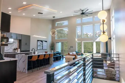 Image de Luxury getaway with Alaskan mountain views