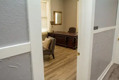 Image de Luxe historic downtown 1-bedroom corporate apartment with WiFi, fitness room