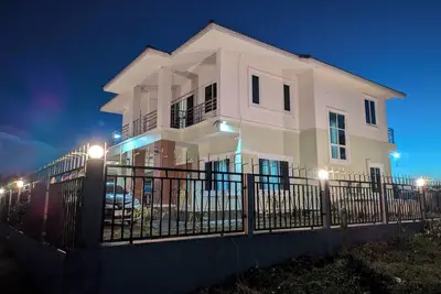 Image de Spacious riverside off-grid 4-bedroom house with Ac, Wifi