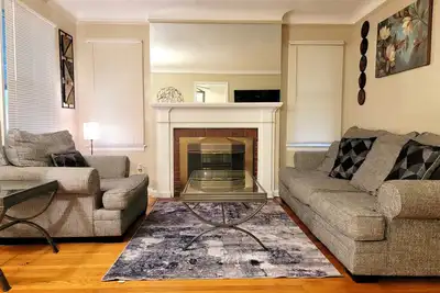 Image de Comfy 3 Bedroom Detroit Getaway-