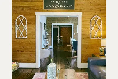 Image de The Baum Suite: Charming 1950s Gem in Schulenburg ~New Owner~