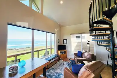 Image de Ocean Front Cottage! Dog Friendly! Sleeps up to Four!