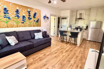 Charming Bluebonnet Bungalow: 1br Guest House w/ Kitchen, WiFi + Ac - Waco, Tx