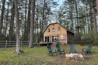 Image de Serene Waterfront Cabin