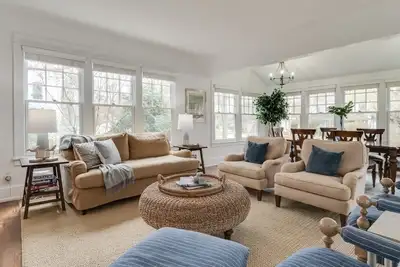 Image de Downtown Retreat with Cottage & Private Yard – Steps from Everything, Yet a World Away