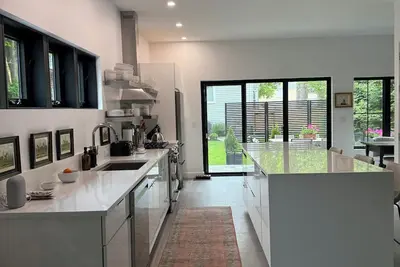 Image de Exquisite Modern Home - One Block from Track