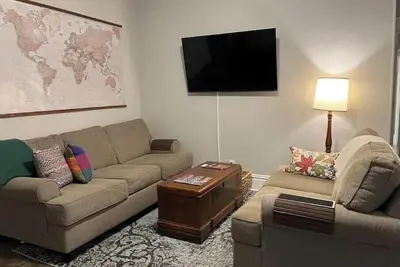 Image de Whitt’s End -- a spacious private lodging in a historic Springfield neighborhood