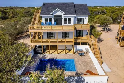 Image de Brand New 4 Bedroom Home w/ Pool, Hot Tub, Close to Beach, Wild Horses​, Views