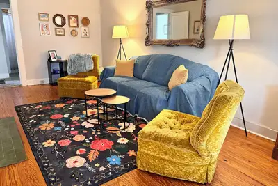 Image de The Yellow Bungalow. Located in Selma's charming historic district!