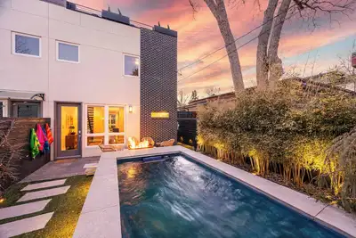 Luxury Oasis: Heated Pool, Rooftop Spa, Fire Pits