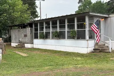 Image de The Hive at Millwood Lake! Comfy, Cozy and Clean!