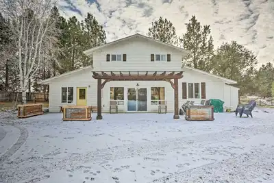 Image de Charming Farmhouse Stay - Hot Tub & Dog Friendly!