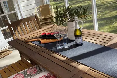 Image de Andrea's White House Mini Residence * sleeps 6 * relax, unwind, reconnect.