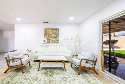 Image de Single-Family｜Lush&Fenced Backyard｜Guest Access｜Flex-Lease｜Instant Tour #42372