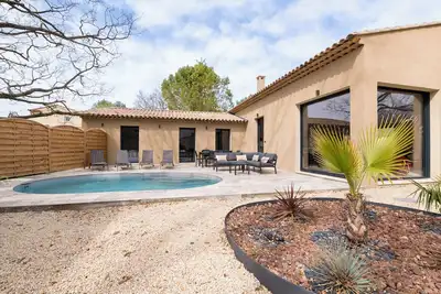 Image de Villa avec piscine, bar et lit balinais