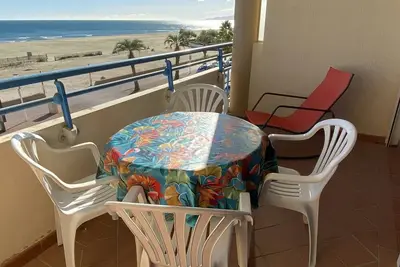 Image de Appartement 2 pièces face mer avec terrasse et parking sécurisé, rénové et lumineux
