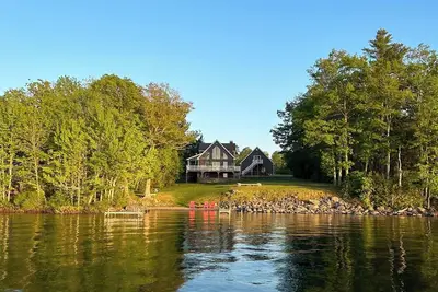 Image de The Swan Lake House-Lakefront home with private beach