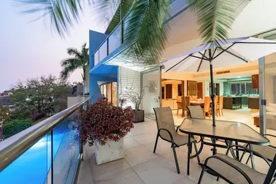 Image de Spacious Design with Beach Access and Ocean Views