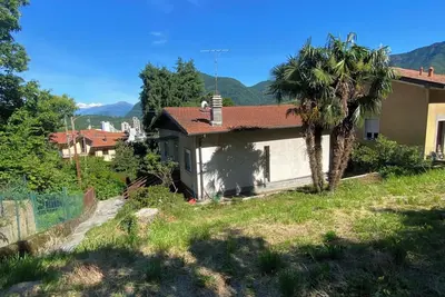 Image de Between lakes and mountains a detached cottage with garden and view.