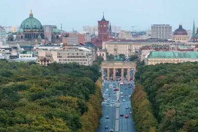 Image de Modern Family Retreat with Stylish Comfort and Playful Charm