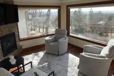 Quiet 3 Bdr Home-  private sauna & skyline view- close to downtown & Mayo Clinic