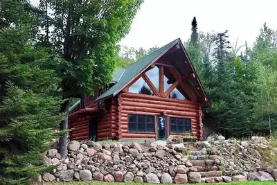 Image de Mountainside Cabin on Caribou Lake