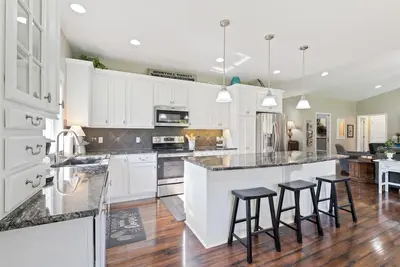 Image de 2000 Sq Ft Open Concept One Level - Gorgeous - 1 Mile to Waterpark- Free Passes!