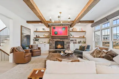 Image de Luxe Spacious 5-bedrooms w/pool, hot tub, sauna, fenced, gourmet kitchen & more!