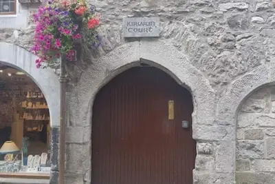 Image de Heart of Latin quarter. A secluded cortuard location, seconds walk from Quay St.