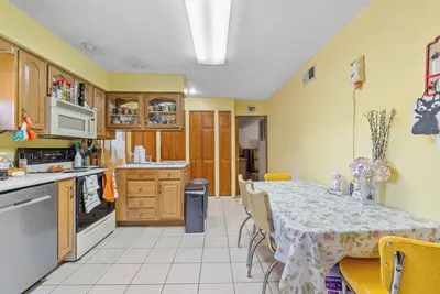 Image de One mile from the Us Open with 3 en suites!