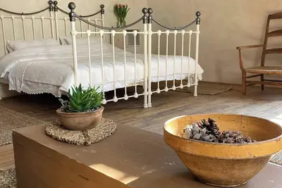 Image de No12 is a unique, riverside boutique B&B. Rm2