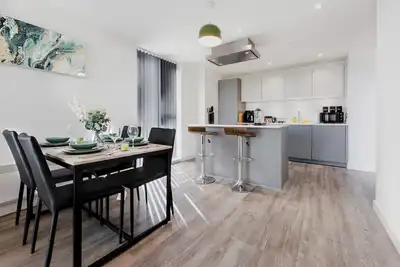 Image de Skyline Views | 2 Bed 2 Bath in Prime Location | Parking/Netflix!