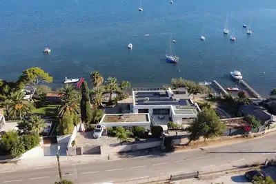 Image de Vacation home right on the water, ideal for families and water sports enthusiasts.